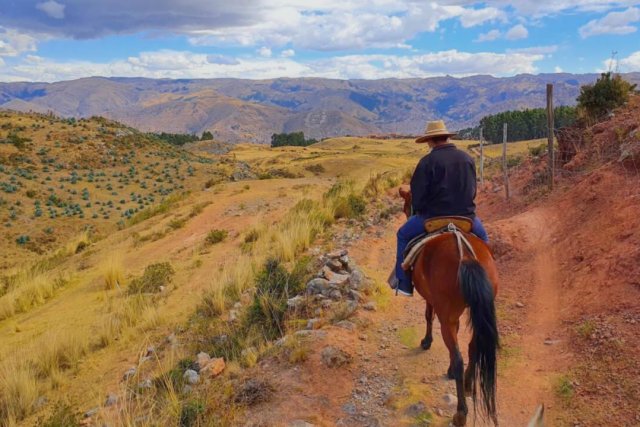 Paseo a caballo por Sacsayhuamán